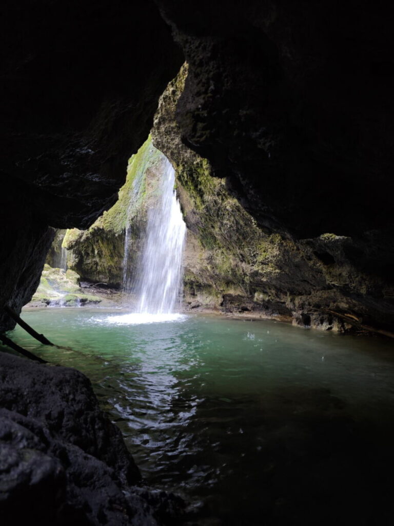 Die Hinanger Wasserfälle Grotte