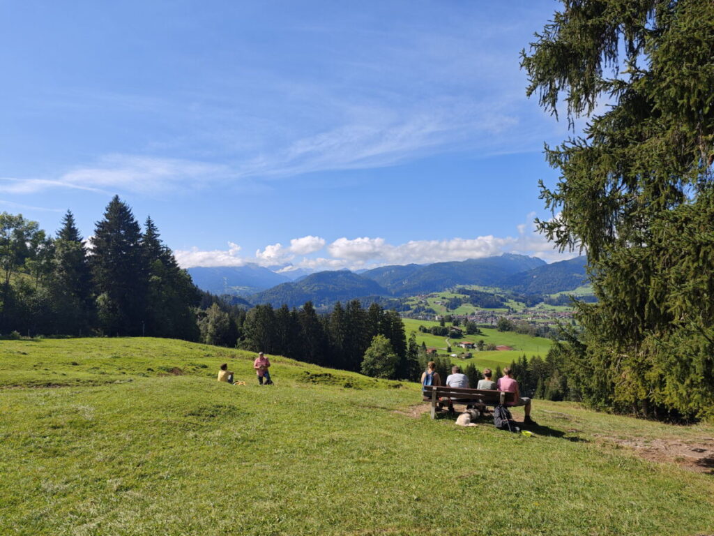 Das ist die Aussicht oberhalb der Hinanger Wasserfälle - von hier kannst du zurück wandern