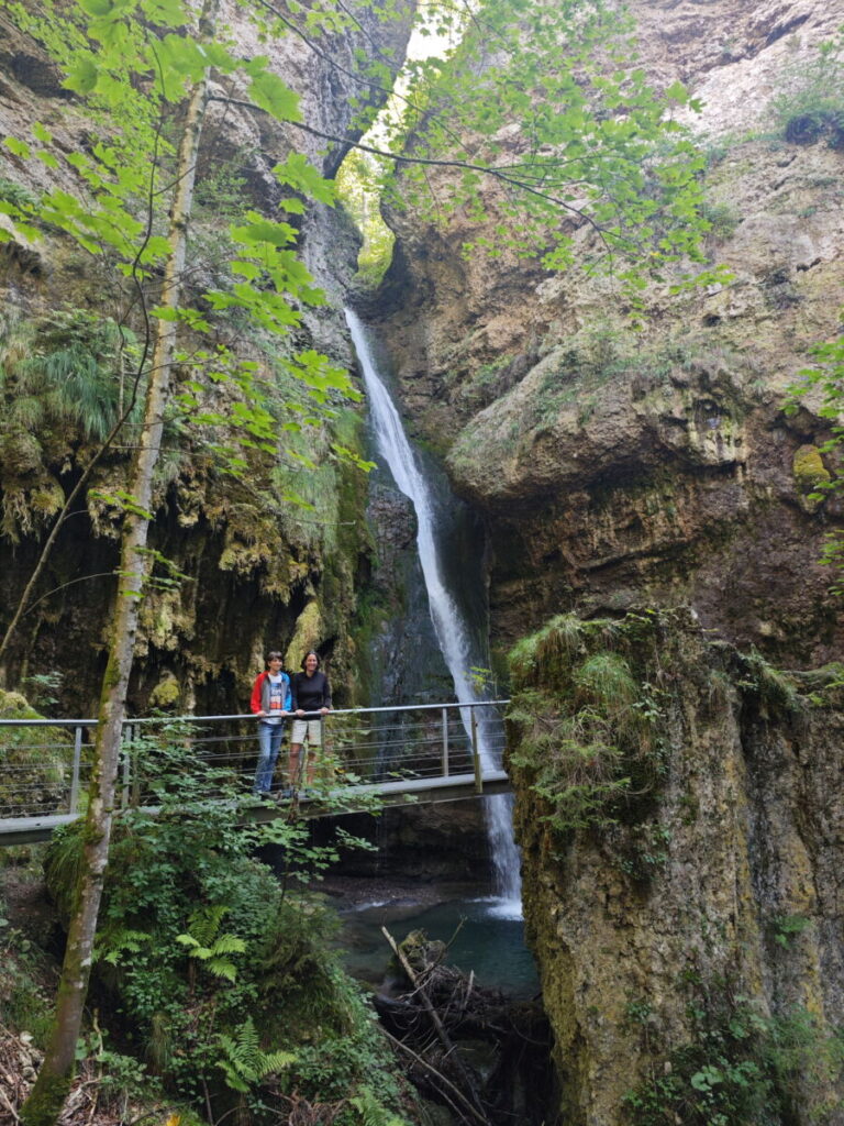 Eine Brücke führt direkt zum Hinanger Wasserfall